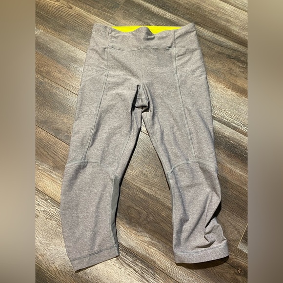 Lululemon Crops Size 4 - Picture 1 of 4